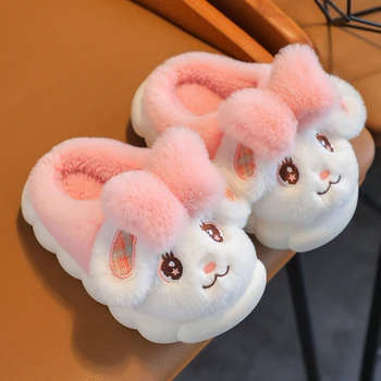 2023 Новые детские плюшевые тапочки с милым мультяшным кроликом, мягкие нескользящие зимние теплые хлопчатобумажные туфли для маленьких мальчиков и девочек, детская домашняя хлопчатобумажная обувь