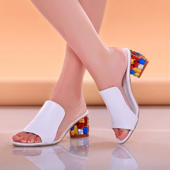 2023 Новые летние женские тапочки Модные хрустальные туфли на высоком каблуке с открытым носком Цветные нескользящие повседневные пляжные сандалии для улицы